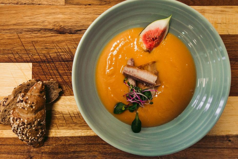 Crema de calabaza y naranja con mojama. Foto: bigstock Crema de calabaza y naranja con mojama. Foto: bigstock