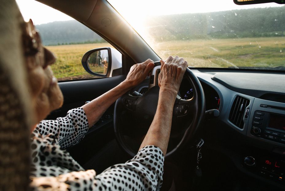 Carta de los mayores a la DGT, a la que acusa de "edadismo": "Quieren expulsarnos de las carreteras" Carta de los mayores a la DGT, a la que acusa de "edadismo": "Quieren expulsarnos de las carreteras"
