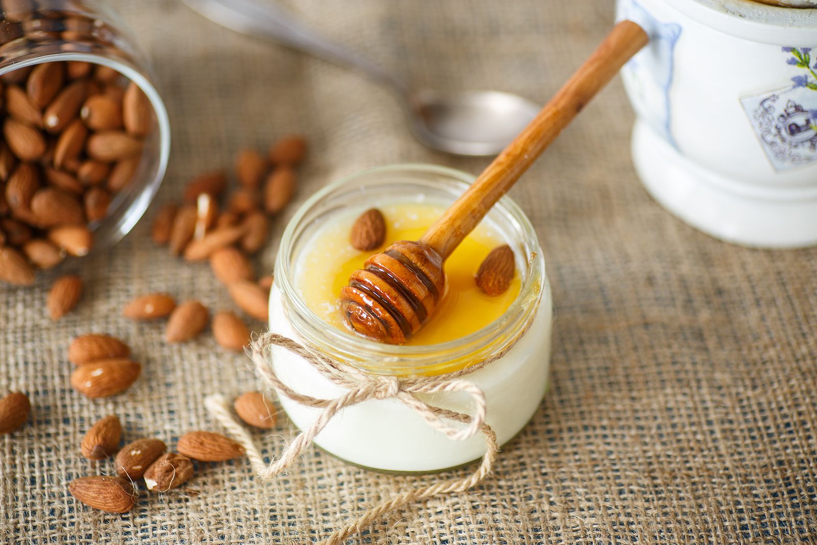 Los grandes beneficios que no conocías de tomar una cucharada de miel con tu yogur Los grandes beneficios que no conocías de tomar una cucharada de miel con tu yogur