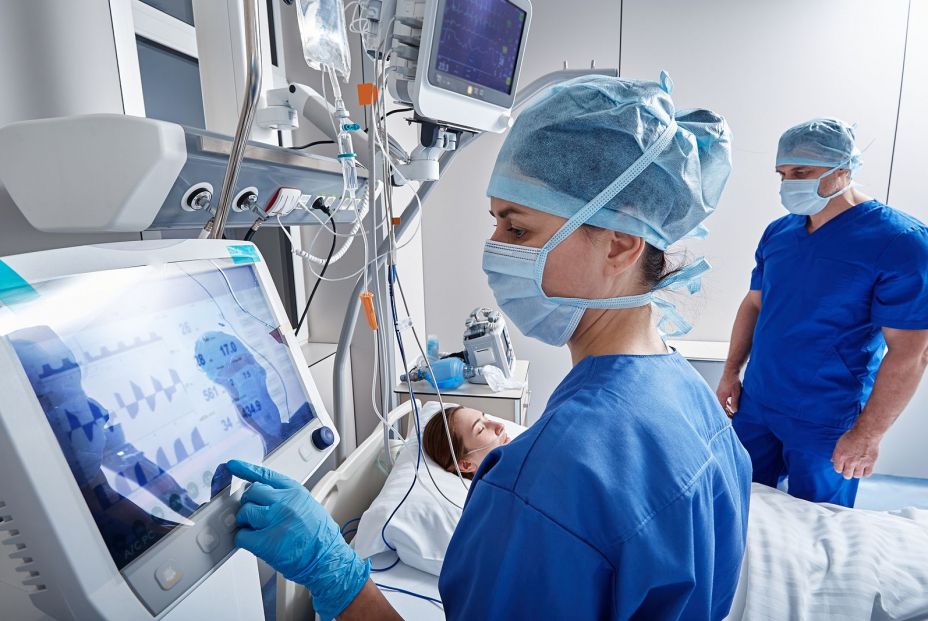 Una enfermera controlando a un paciente en su posoperatorio. Bigstock Una enfermera controlando a un paciente en su posoperatorio. Bigstock