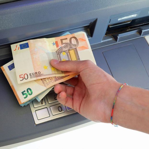 Pago de las pensiones en mayo de 2024: ¿cuál es la fecha de cobro en cada banco? bigstock